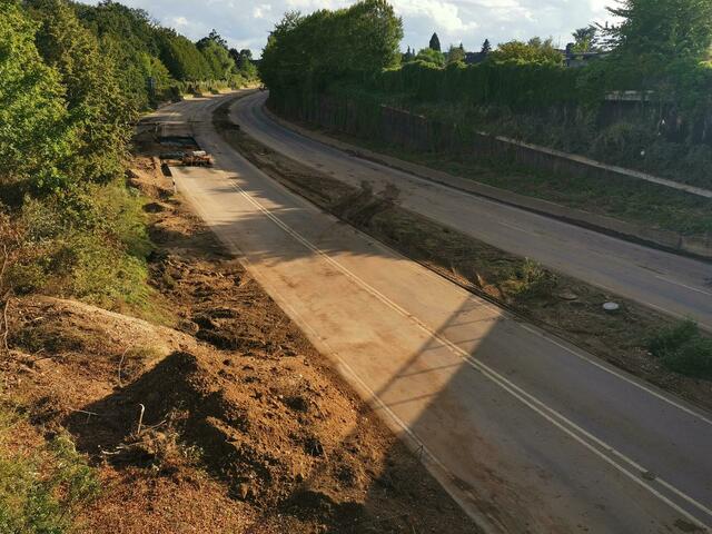 Problembereich der B265: Zwischen der Anschlussstelle Erftstadt der A1 und der Ausfahrt Blessem wird die Luxemburger Straße noch lange gesperrt bleiben - die Fahrbahn wurde unterspült, Straßenteile sind weggebrochen. | Foto: Volker Düster