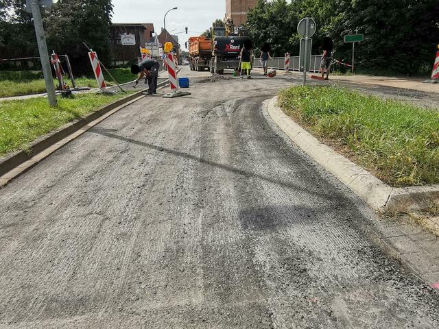 Die Arbeiten an der Brücke der Merowinger Straße an der L163 schreiten voran, die Fahrbahn wird erneuert. | Foto: Volker Düster