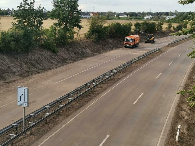 Neben den Böschungen stand die Reinigung der Fahrbahn auf dem Plan für die B265. | Foto: Volker Düster