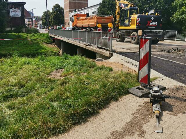 Auch die Anschlüsse für die Fußgängerwege sind an der Brücke an der L163 in Erftstadt-Bliesheim bereits wieder vorhanden. Die Arbeiten werden in Kürze beendet sein. | Foto: Volker Düster