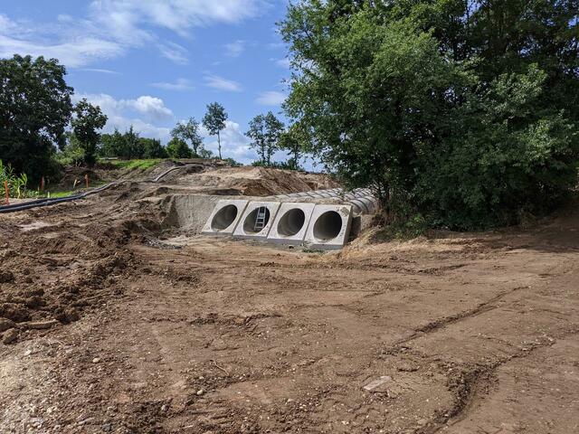 In Swisttal sollen künftig die vier Kanalrohre den Schießbach unter der A61 entlang führen. | Foto: Die Autobahn GmbH Rheinland