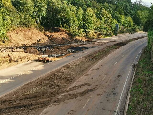 In diesem Teilbereich der B265 wartet nach den Flutschäden noch jede Menge Arbeit auf die Straßenbauer. | Foto: Volker Düster