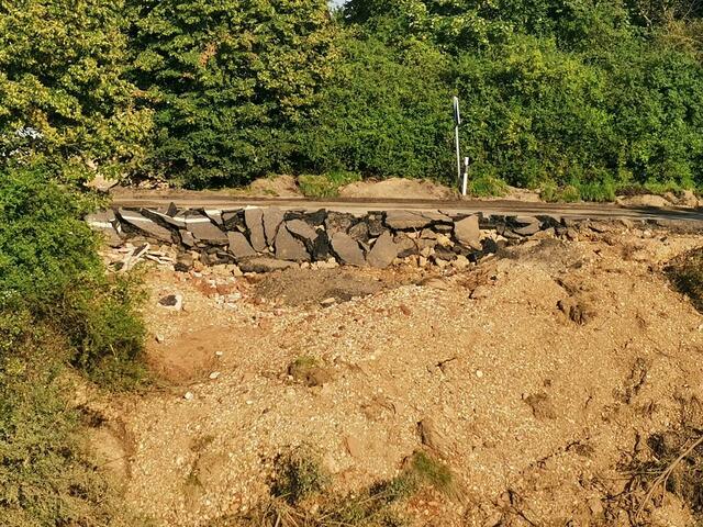 Die Abfahrt Frauenthal der B265 ist zum Teil weggebrochen. | Foto: Volker Düster