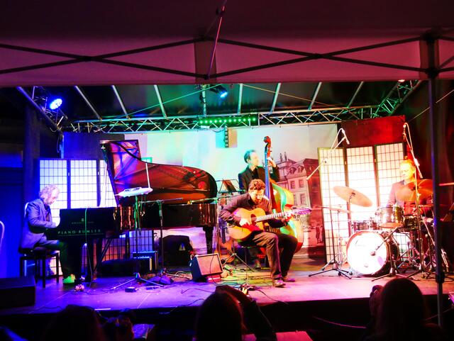 "Classic Meets Gypsy" - Marcus Schinkel Trio feat. Joscho Stephan. Leider nach Regenschauern frühzeitig abgebrochen.  | Foto: Anita Brandtstäter