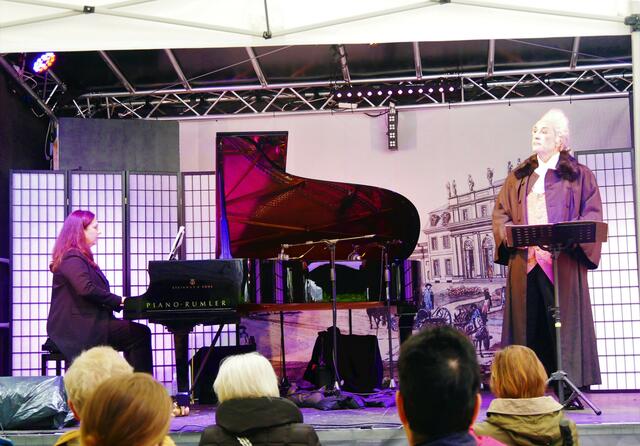 "Episoden aus der Kindheit" - ein szenischer Rückblick auf Ludwig van Beethovens Kindheit in Bonn mit Jürgen Nimptsch als Christian Gottlob Neefe und Pianistin Susanne Kessel.  | Foto: Anita Brandtstäter