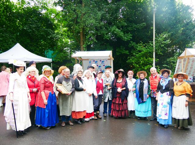 Die Ehrenamtlichen des Vereins Kunst und Kultur in Bad Godesberg KuKuG e.V. in stilechter Verkleidung.  | Foto: Anita Brandtstäter