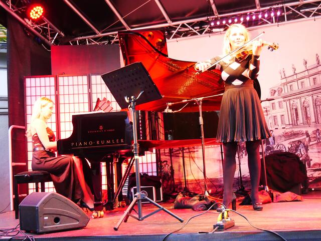 Das Duo Sophie Moser und Katja Huhn entfesselten ein Feuerwerk der Musik und lösten vermeintliche Widersprüche zwischen klassischer und moderner Musik auf.  | Foto: Anita Brandtstäter