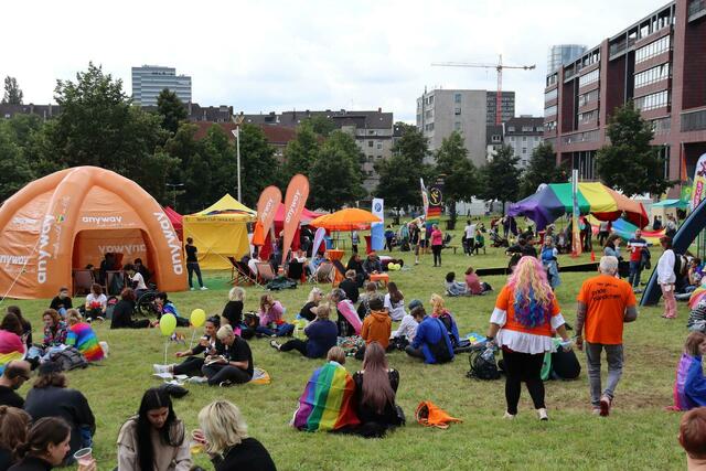 Das CSD-Veedel rund um die Lanxess-Arena war sehr gut besucht.  | Foto: pas