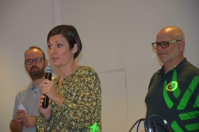 Auch Bürgermeisterin Carolin Weitzel wünschte den Bliesheimern "Em Dörp" alles Gute für die Zukunft und viele schöne Stunden. | Foto: Volker Düster