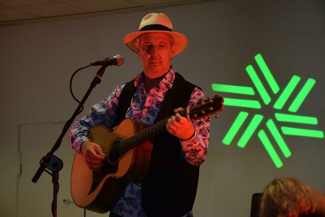 Der Eifel-Troubadour Günter Hochgürtel sorgte für die musikalische Untermalung des Abends. | Foto: Volker Düster