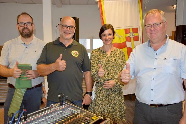 Freuten sich über eine gelungene Eröffnung des Dorfgemeinschaftshauses: Alexander Roll, Meinhard Tappert, Carolin Weitzel und Burkhard Gäntgen (v.l.). | Foto: Volker Düster