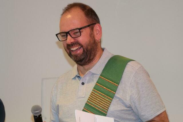 Diakon Alexander Roll übernahm gut gelaunt die Segnung des Hauses - Subsidiar Willi Hoffsümmer konnte die Eröffnung leider krankheitsbedingt nicht mitfeiern. | Foto: Volker Düster