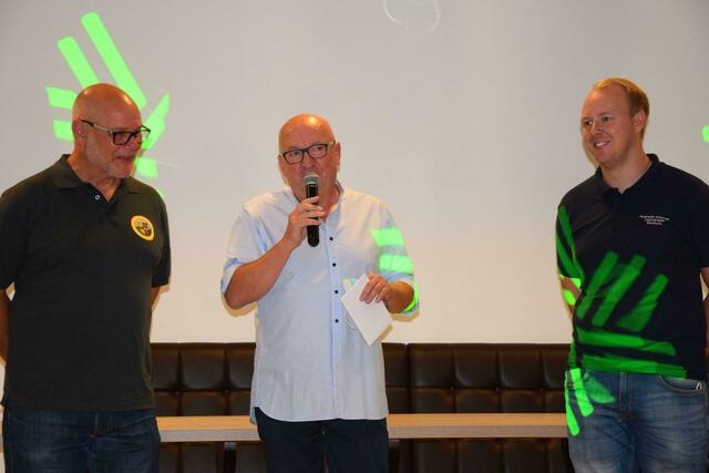 Auch die Feuerwehr Bliesheim ließ es sich nicht nehmen, Meinhard Tappert eine Spende zu überreichen - durch Willi Bochenek (M.) und Marco Jörres. | Foto: Volker Düster