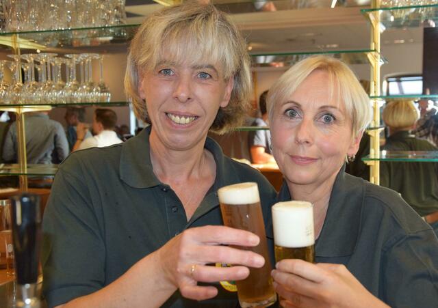 Michaela Horst (l.) und Heike Hesse werden die Gäste "Em Dörp" bewirten. | Foto: Volker Düster