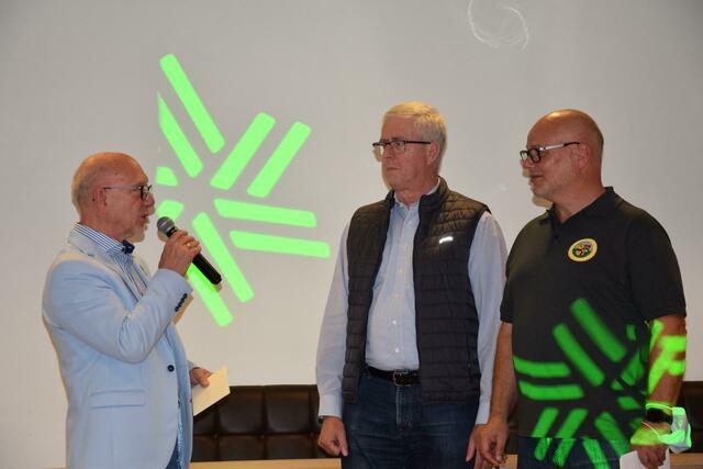 "Schang Pütz und Bernd Kremer überreichten Meinhard Tappert eine Spende des Rohmedräjer-Vereins. | Foto: Volker Düster