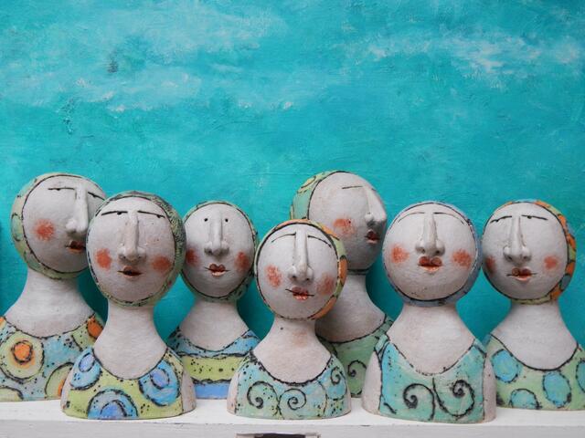 Zarte Blau-Grün und Orange-Töne geben der Keramik-Kunst von Petra de Jong ihren unverwechselbaren Ausdruck. | Foto: Petra de Jong