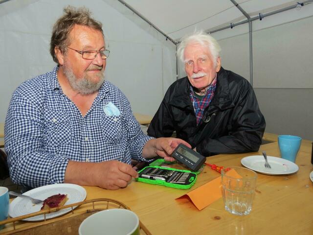 Bernd Blaschke (l.) und ein Freund haben den Wecker eines Kunden repariert. | Foto: Stahl