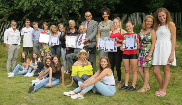 Zum großen Gruppenbild formierten sich die Preisträgerinnen und Preisträger, die Jurymitglieder sowie die Vorsitzende und die Geschäftsführerin der BürgerStiftungLohmar. | Foto: Bürgerstiftung