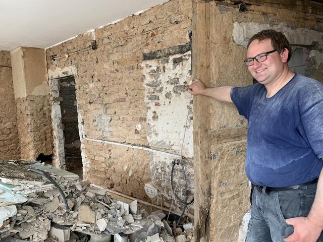 André Horst aus dem Schwarzwald verbringt seinen zweiwöchigen Urlaub in der Baustelle von Sabine Bienentreu. | Foto: Bienentreu