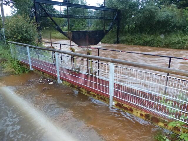 Das Wasser im Kölner Randkanal ergoss sich völlig überraschend und erstmals in den Pulheimer Bach.