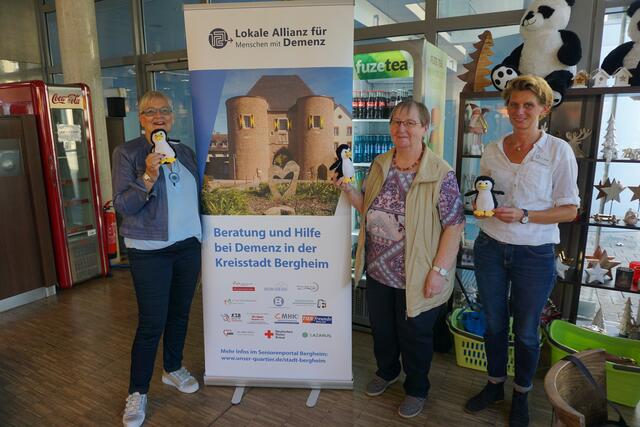 Lesepaten-Maskottchen Paule freut sich mit Moderatorin Christa Wolf, Anni Wilbertz von der Alzheimer Gesellschaft und Lisa Joos von der Stadtbibliothek Bergheim über Unterstützung.  | Foto: Andrea Floß