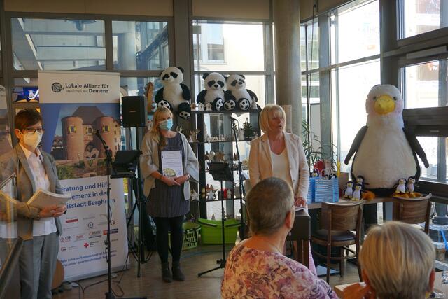 Elisabeth Hülsewig (rechts) dankte als stellvertretende Bürgermeisterin der Kreisstadt Bergheim den engagierten Ehrenamtlichen für ihren Einsatz.  | Foto: Andrea Floß