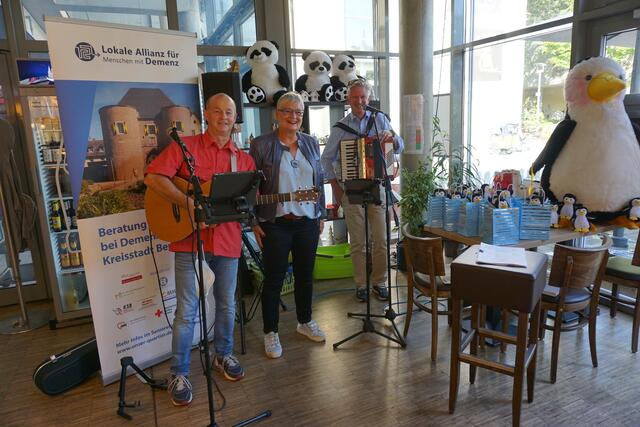 "Mit Hätz un Siel" dabei waren bei der Zertifikatsübergabe an die neuen Bergheimer Lesepaten auch die beiden Musiker Uwe Ulbrich und Martin Michalski.  | Foto: Andrea Floß