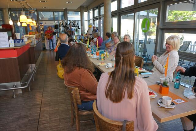 In der Bergheimer MedioLounge feierte die Lokale Allianz für Menschen mit Demenz ihre neuen Lesepaten - mit Musik von "Hätz un Siel"  | Foto: Andrea Floß