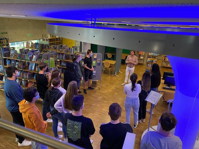 Stadtbibliotheksleiter Werner Wieczorek unterstützt die Schülerinnen und Schüler des Zeitzeugen-Projektkurses der Gesamtschule Bergheim bei der Recherche.  | Foto: Andrea Floß