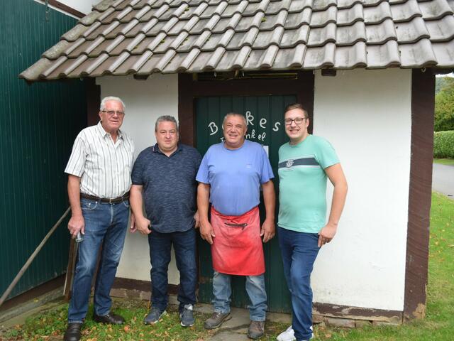 Friedbert Röhrig, Vorsitzender der Singgemeinschaft, Marko Röhrig, Vorsitzender des Bürgervereins, Heinz Henkel, Sven (v.l.n.r.) vor dem historischen Backhaus in Hoppengarten | Foto: Erwin Höller 