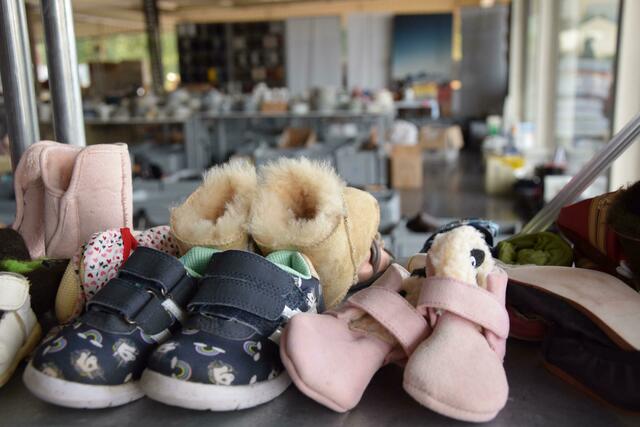 Auch Kinderschuhe zählen zum "Sortiment" der Unwetter-Hilfe-Erftstadt. | Foto: Volker Düster