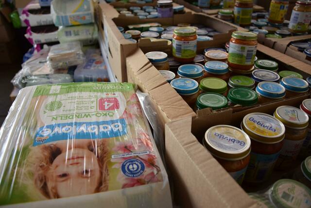 Das "Sortiment" der Unwetter-Hilfe-Erftstadt umfasste auch Babynahrung, Windeln und mehr. | Foto: Volker Düster