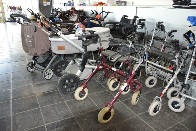 Für jedes Alter ist etwas dabei, von Rollatoren bis Kinderwagen. | Foto: Volker Düster