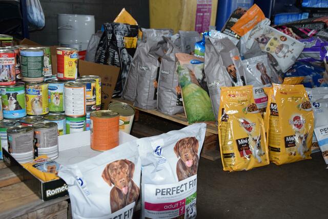 Tiernahrung wurde ebenfalls gespendet - hier gab die Unwetter-Hilfe-Erftstadt vieles an das Futtertaxi weiter. | Foto: Volker Düster