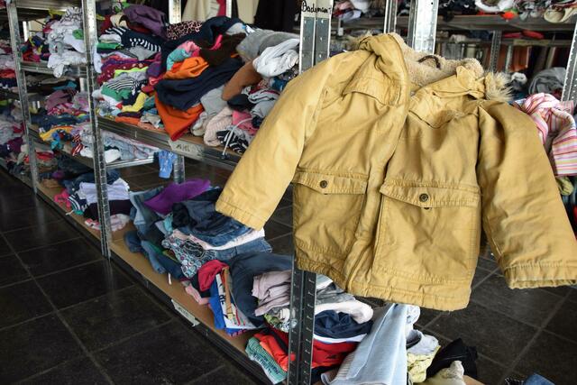 Das Warenlager ist gerade im Bereich Kleidung für Junge und Ältere in allen erdenklichen Größen gut gefüllt - vieles kann nun auch von Jedermann gegen Spenden an den "Wühltischen" eingepackt werden, bis zum 30. Oktober. | Foto: Volker Düster