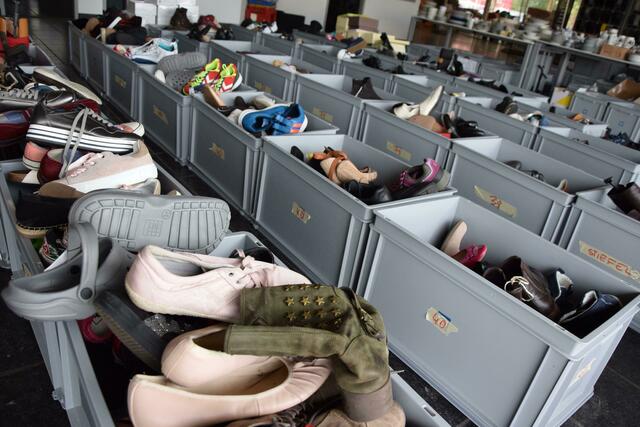 Die Unwetter-Hilfe-Erftstadt sortierte auch unzählige Paare an Schuhen. | Foto: Volker Düster