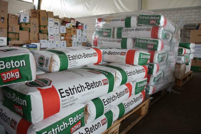 Baumaterialien sind weiterhin gefragt, beispielsweise Estrich-Beton. Gegebenenfalls kann der RKG-Komplex auch nach dem 30. Oktober für Bedürftige eine Anlaufstelle bleiben, als Baustofflager - Verhandlungen diesbezüglich laufen. | Foto: Volker Düster