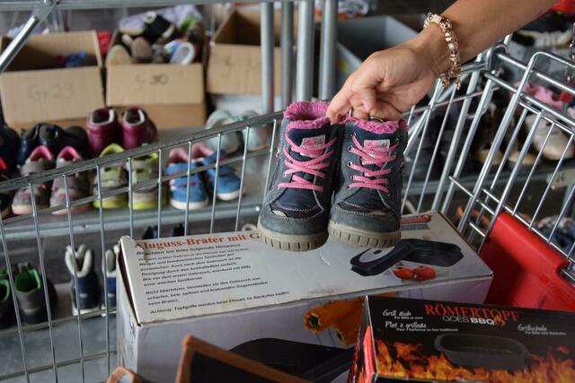 "Einkaufen" bei der Unwetter-Hilfe-Erftstadt: Bedürftige, die eine Bescheinigung vorlegen können, dürfen sich kostenfrei eindecken. Alle anderen können bis zum 30. Oktober gegen Spenden "einkaufen". | Foto: Volker Düster