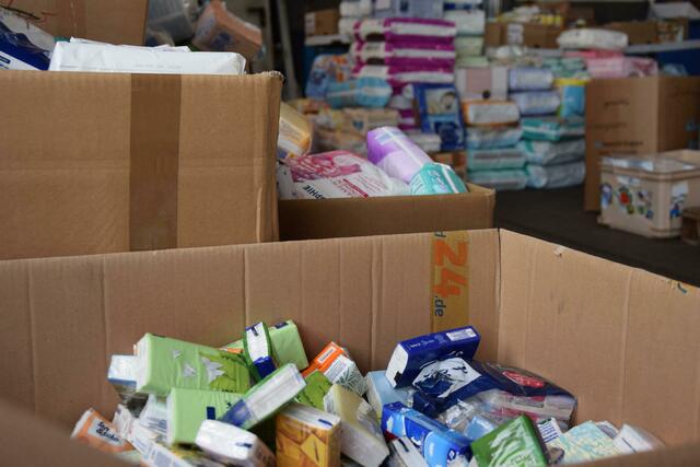 In großen Kisten wurde alles sortiert, damit sich die Bedürftigen schnell und unkompliziert eindecken konnten - auch mit Hygieneartikeln. | Foto: Volker Düster