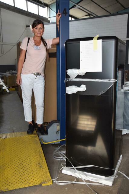 Viele Helferinnen wie Sabrina Christian - hier an einer der alten Auto-Hebebühnen - sind im Grunde seit der ersten Stunde dabei: "Ich habe zuerst Sandsäcke mit gefüllt, dann habe ich Spenden abgegeben - und bin direkt hier geblieben", erinnert sich die Gymnicherin.   | Foto: Volker Düster