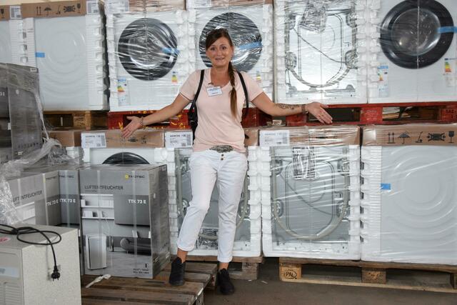 Sabrina Christian zeigt: Waschmaschinen, Trockner, Backöfen und mehr, alles wurde von der Unwetter-Hilfe-Erftstadt an Bedürftige weitervermittelt. | Foto: Volker Düster