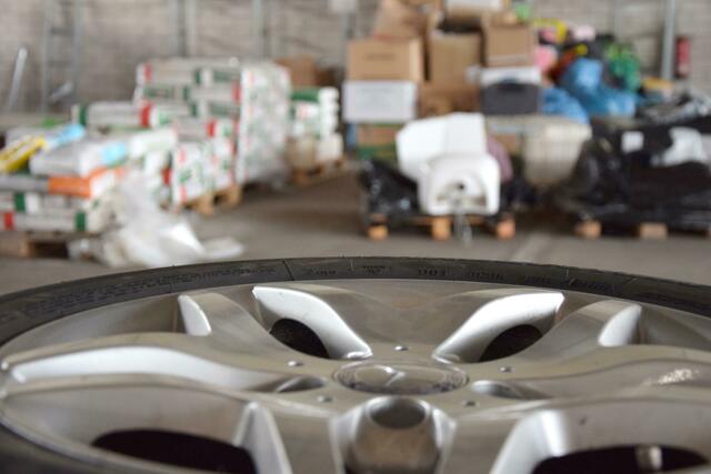 In der einen Ecke der alten Werkstatt sind noch die Reifen gestapelt, in der anderen liegen zahlreiche Baustoffe auf Paletten. | Foto: Volker Düster