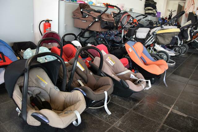 Babyschalen, Kindersitze und Kinderwagen, alles ist im "Sortiment" zu finden. | Foto: Volker Düster