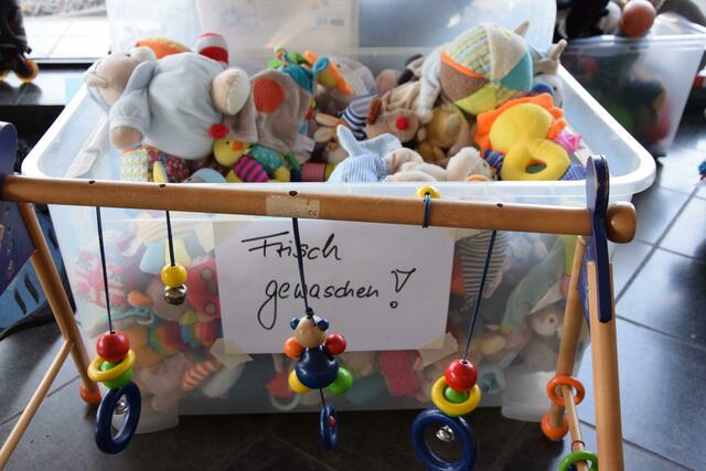 "Frisch gewaschen" warteten Kuscheltiere auf ihre neuen kleinen Freunde. | Foto: Volker Düster