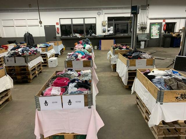 Das Team um Stefanie Schwarz hat viele Waren an "Wühltischen" zum Stöbern in der ehemaligen RKG-Werkstatt für Jedermann freigegeben, um Spenden einzunehmen. | Foto: Unwetter-Hilfe-Erftstadt