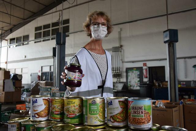 Auch Frédérique Schmülling aus Erftstadt-Liblar packte die letzten Wochen im Helfer-Netzwerk-Erftstadt an: "Ich habe bereits die ersten Spenden mit sortiert." | Foto: Volker Düster