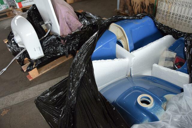 Könnten ebenfalls in einem Baustofflager den Hochwassergeschädigten weiter zur Verfügung gestellt werden: Sanitär-Einrichtungen. | Foto: Volker Düster