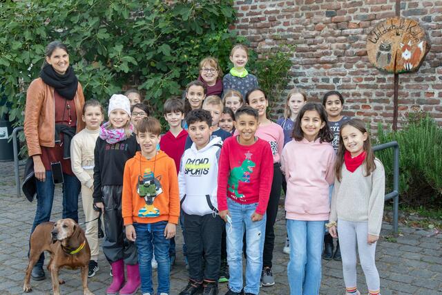Lehrerin Sarah Hellenbroich (l.) und GGS-Betreuerin Corien Schiefer mit Kinder der Drachenklasse (4a) der GGS Porz-Mitte. F | Foto: oto: König