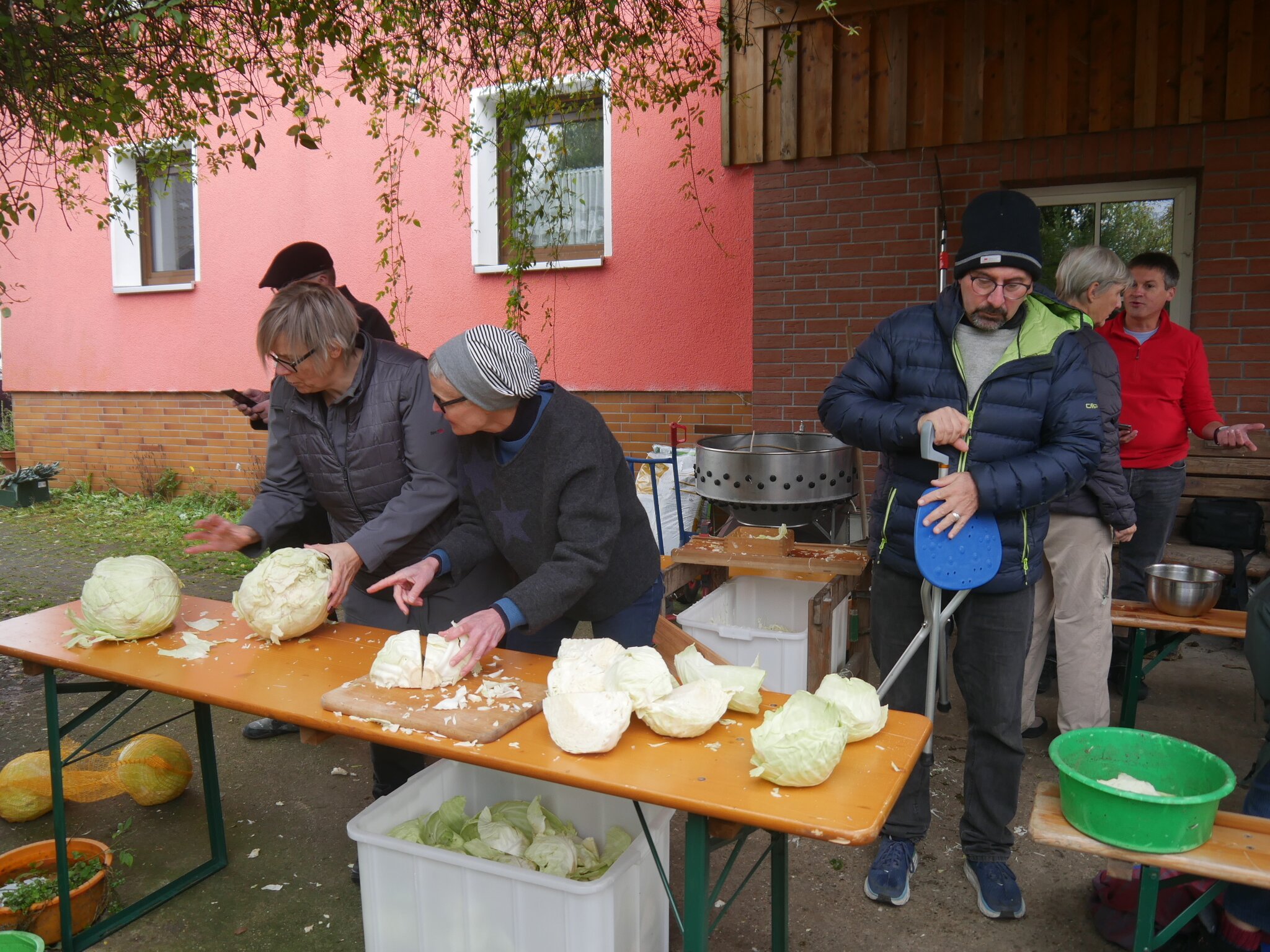 Der Wintervorrat gärt im Fass In Kohlberg kam der Kohl unter den Hobel