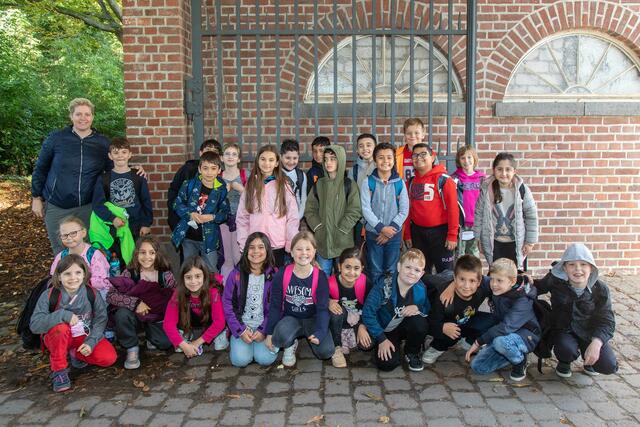 Klassenlehrerin Barbara Bischof mit den Kindern der 3a der GGS Lohmarer Straße aus Humboldt-Gremberg. | Foto: König